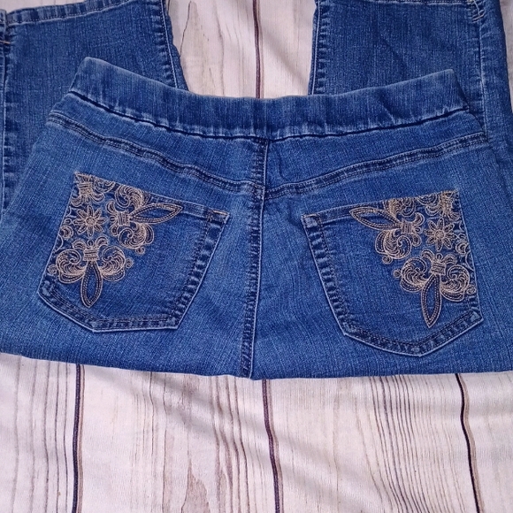 Lee shorts. Lee Capri pants size 8 - Picture 3 of 3